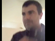 Подозреваемого в избиении жильца коммунальной квартиры сняли на телефон (видео)