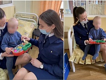 В Калининграде следователи СКР передали избитому мальчику игрушки