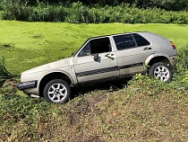 В Калининграда машина с людьми упала в ручей