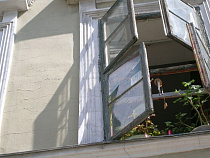 В Советске из окна четвертого этажа выпала девушка