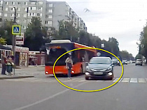 «Хёндэ» чуть не снёс пешехода на переходе на Аллее Смелых (видео)