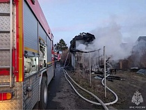 На пожарного обрушилась горящая крыша дома в Калининграде 