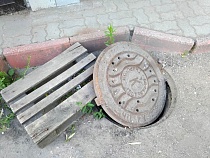 Власти Калининграда заплатят горожанке 180 тыс. рублей за травму на люке