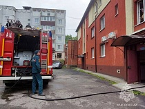 В Балтийске вспыхнул пожар в доме напротив «Виктории»