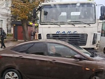 «Хёндэ» пытался залезть под мусоровоз в центре Калининграда