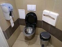 Продавщица украла деньги, выпавшие у покупательницы в туалете