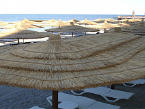 На пляже в Пионерском появится 13 зонтов из камыша за 110 тысяч рублей