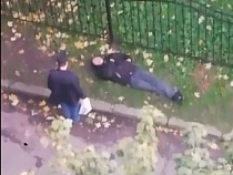 В Калининграде засняли возлежащего на газоне философа (видео)