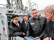 Российский вице-премьер посетил новейший военный корабль 