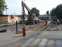 В Калининграде срезают трамвайные рельсы и брусчатку (видео)