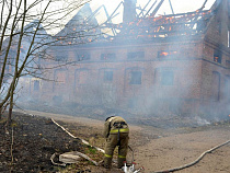 Под Неманом сгорела историческая конюшня усадьбы Альтхоф-Рагнит (видео)