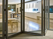 Алюминиевые стеклянные двери: все плюсы эксплуатации конструкций