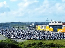 У «Балтия Молл» во время вакцинации собралось скопище машин