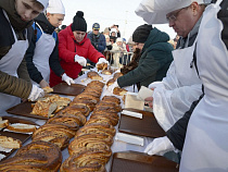 Гостей Зеленоградска накормили 20-метровым Кранцевским пирогом