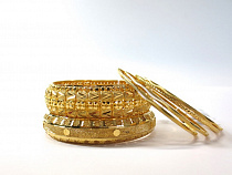 Парень попал на мошенника, решив починить золотое кольцо и браслет