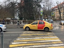 Такси «Везёт» сбило 20-летнюю девушку в Калининграде на переходе