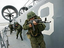 Танкер из Балтийска охраняли морпехи и бойцы антитеррора 