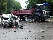 Чудовищное ДТП под Гвардейском: «Гольф» смяло от удара о грузовик