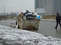 Фотофакт: мусорка на Сельме портит впечатление от посещения этого микрорайона