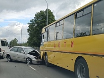 «Тойота» врезалась в школьный автобус в Нивенском