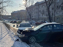 В Калининграде 19-летнюю водителя занесло на гололёде на другую машину