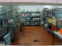 Учеников школы №28 собирались накормить просроченными продуктами