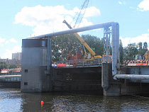  Судам запретили проплывать под Высоким мостом