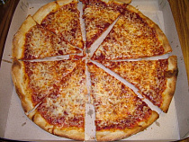 Студенты сбыли 50 фальшивых пятитысячных купюр, расплачиваясь ими за пиццу