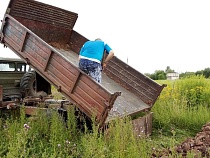 В Гусеве мужчину в пляжных шортах застали за нехорошим делом в бурьяне