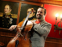 Виолончелист Борислав Струлёв сыграл на борту легендарного «Крузенштерна»