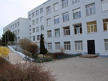 В школе Гурьевска охранник придушил ученика для контроля