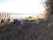 Янтарщики растащили валуны, чтобы гонять по пляжу на джипах (фото)