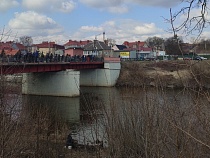 На мосту через Дейму в Гвардейске собрались толпы рыбаков