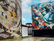 В 300 метрах от мэрии Светлого жилой дом расписали в духе СССР