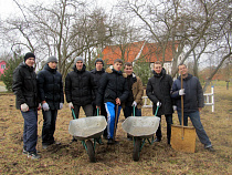 Под Калининградом активисты социального и молодежного отделов епархии организовали субботник на территории кирхи Хайлигенвальде