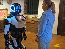 Туристами в Калининграде впервые занялся робот
