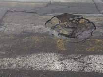 В Балтрайоне образовался провал на дороге