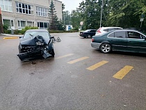Водитель БМВ врезался в дерево у ЦГКБ Калининграда и сбежал