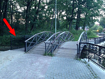 В Светлогорске у озера Тихого смонтирован специальный мостик для инвалидов