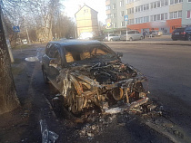 Очевидцы засняли, как полыхал «Фольксваген» в бывшем Балтрайоне (видео)