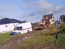 Под Зеленоградском скорая застряла в грязи в образцовом посёлке