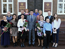 Губернатор наградил медалями многодетных матерей региона