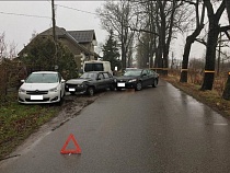 Старик на «Тойоте» столкнул «Ауди» с водителем без прав на другие машины