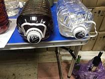 В Калининграде в гаражах нашли огромный склад с алкоголем (видео)