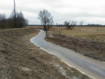 Водозащитные дамбы под Полесском почти привели в порядок