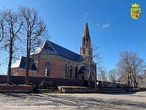 Приход РПЦ вручил кирху в Ясном властям Славского района