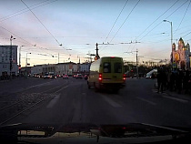 Появилось видео маршрутки, едва не сбившей толпу пешеходов у ТРЦ «Европа»