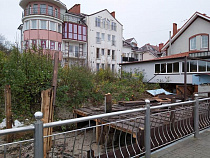 В Зеленоградске срубили деревянный корабль