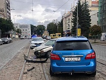 На проспекте Мира «Мерседес» врезался в «Мазду» при развороте