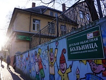 В детской больнице в Калининграде играли в карты на удары в живот